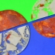 Salami und Sülze zerschnitten und neu angeordnet auf grünem und blauen Untergrund